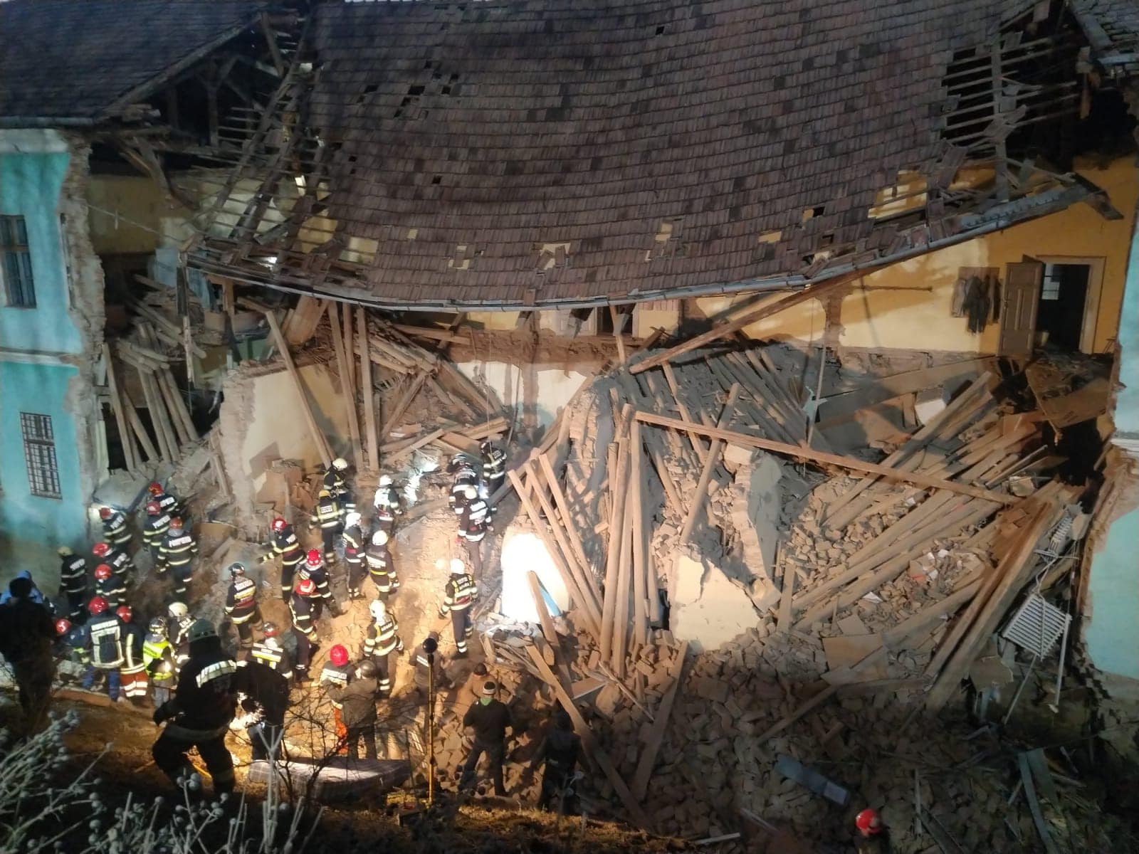 FOTO/VIDEO. Copii căutați sub dărâmături după ce peretele unui internat din țară s-a prăbușit