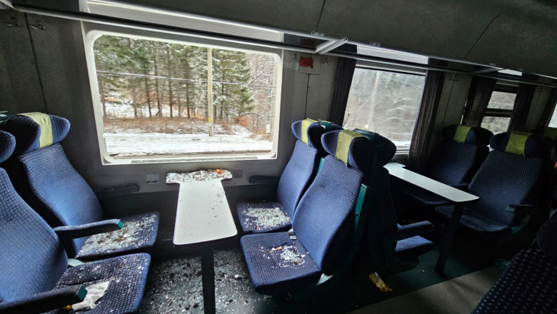 Investigație după ce trei tinere au fost rănite în trenul Satu Mare - București. Au ajuns la spital cu cioburi în ochi