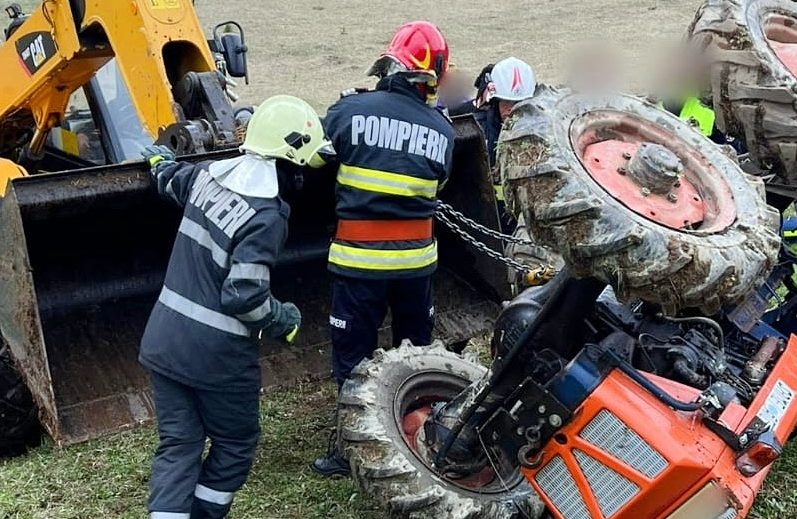 Tractor răsturnat, mașină în șanț. Pensionar din municipiul Satu Mare trimis în judecată după accident