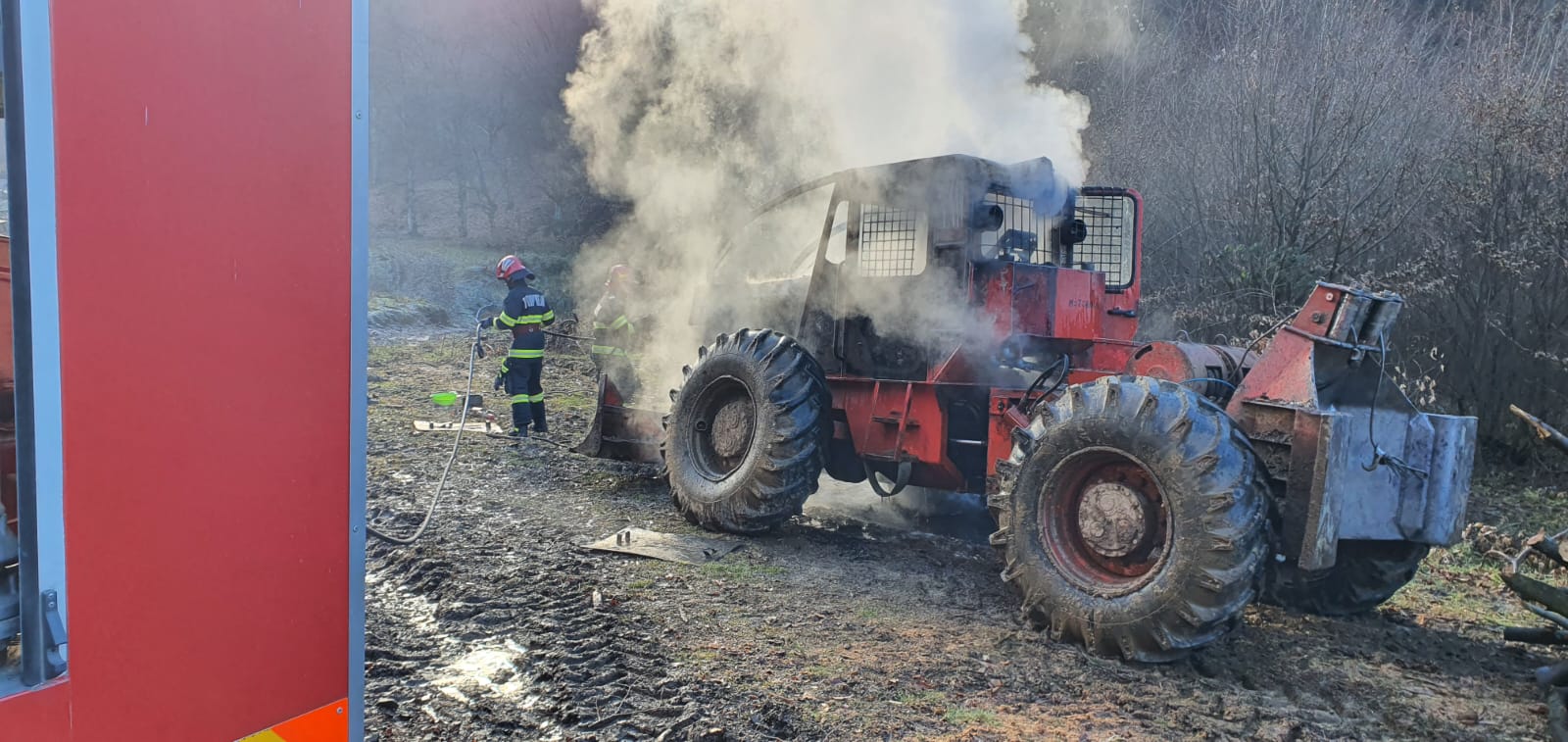 FOTO. Ziua incendiilor în județul Satu Mare. Mașină, utilaj și casă în flăcări