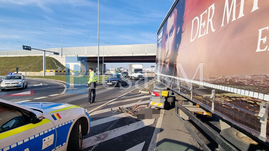 FOTO. Biciclist lovit de un TIR în municipiul Satu Mare. Șofer: "Nu l-am văzut, pur și simplu"