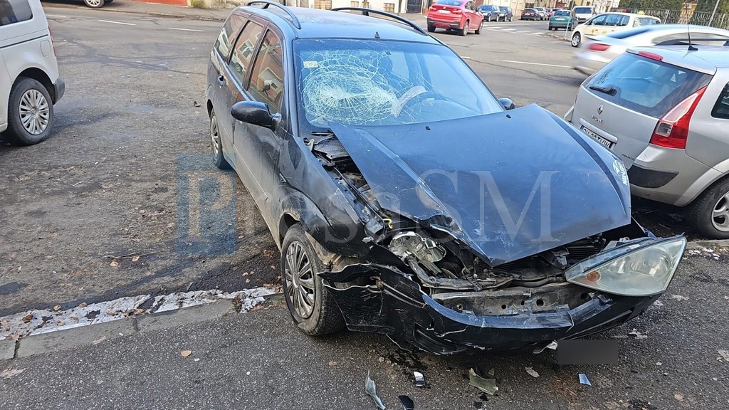 FOTOGALERIE. Accident în centrul municipiului Satu Mare, într-o intersecție dificilă