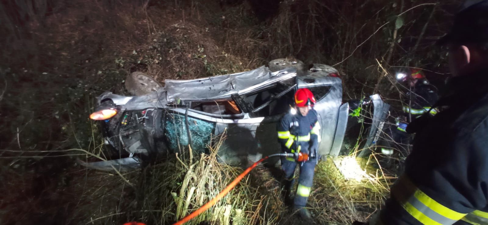 FOTO. Accident teribil în țară. Șase tineri, cu vârste cuprinse între 14 și 19 ani, răniți. Șoferul (19 ani) a ajuns cu mașina în șanț
