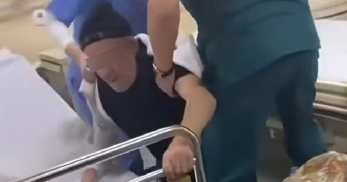 VIDEO. Anchetă la un spital din țară după ce doi angajați au fost filmați în timp ce bruschează un bătrân