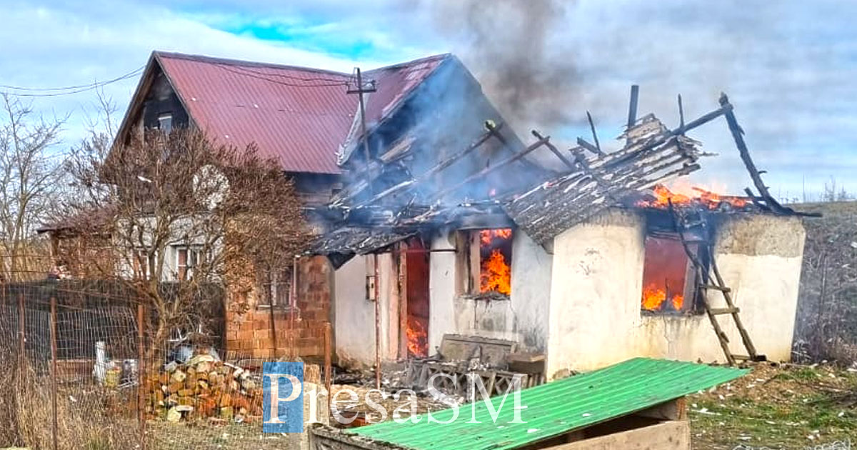 FOTO/VIDEO. Casă în flăcări în județul Satu Mare. Mobilizare a pompierilor