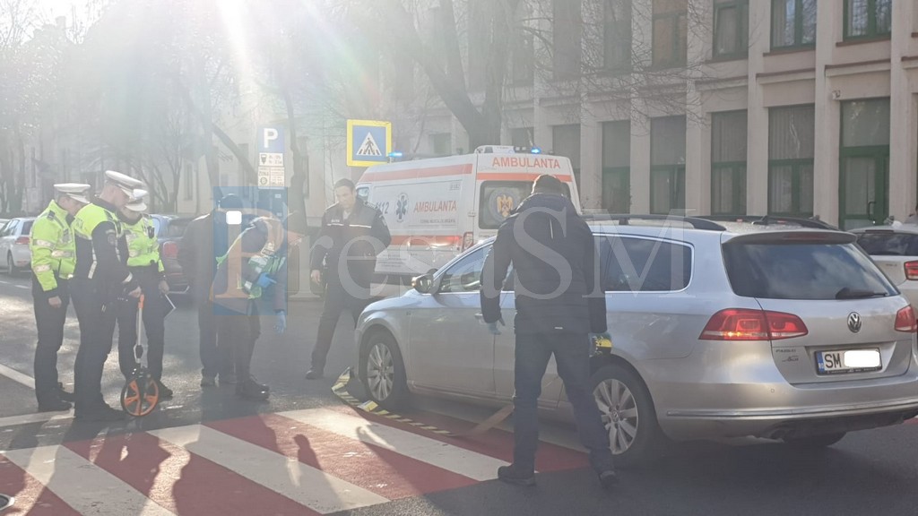 FOTO. Ce spun polițiștii sătmăreni, cum s-a petrecut accidentul de lângă Policlinică. O sătmăreancă a ajuns la spital