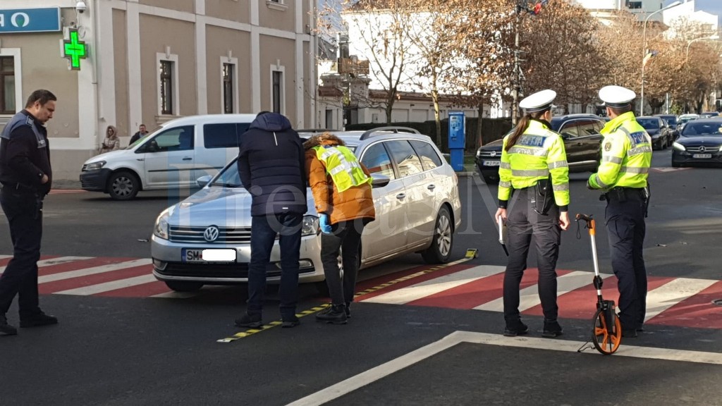 FOTO. Femeie lovită de mașină pe trecerea de pietoni în centrul municipiului Satu Mare