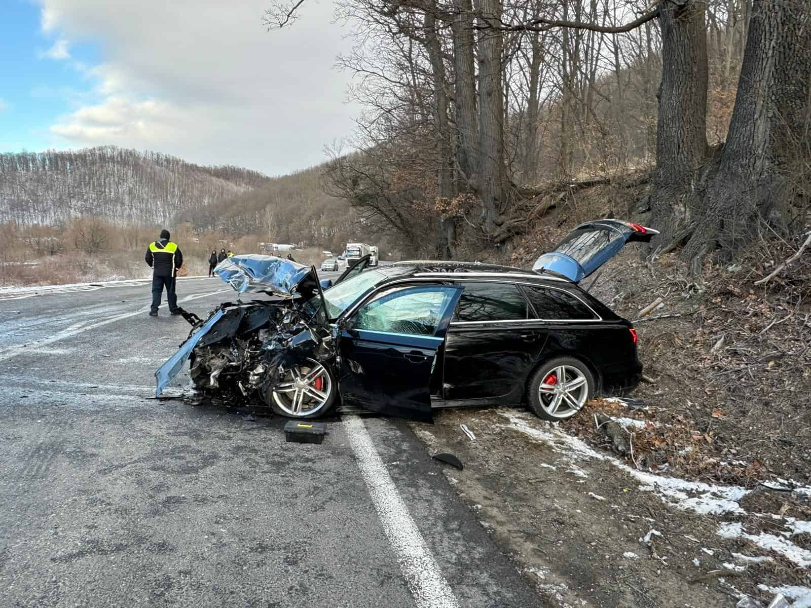 FOTO/VIDEO. Accident grav în Cluj. Patru copii răniţi şi doi bărbaţi încarceraţi, după impactul dintre un microbuz și o mașină