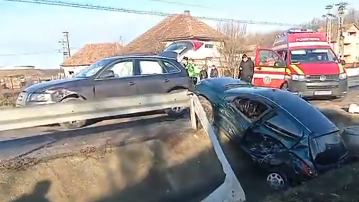 FOTO/VIDEO. Accident violent în județul Satu Mare. Mașină în șanț, cel puțin o victimă