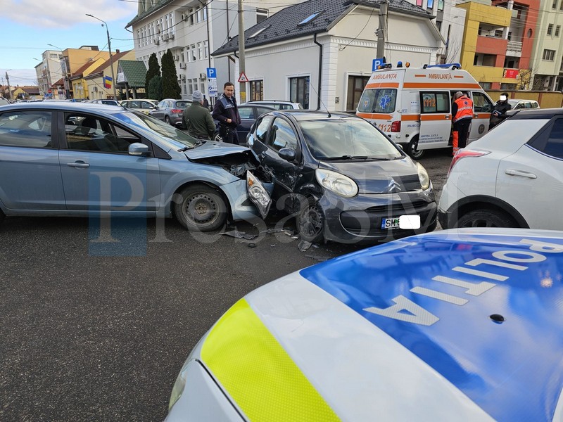 FOTO. Accident în lanț în centrul Sătmarului. O persoană rănită, patru mașini implicate