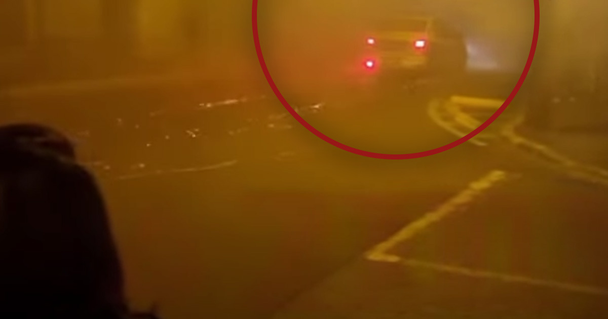 VIDEO. Bărbat lovit de mașina Poliției. Polițistul, la un pas să fie linșat. A scos pistolul