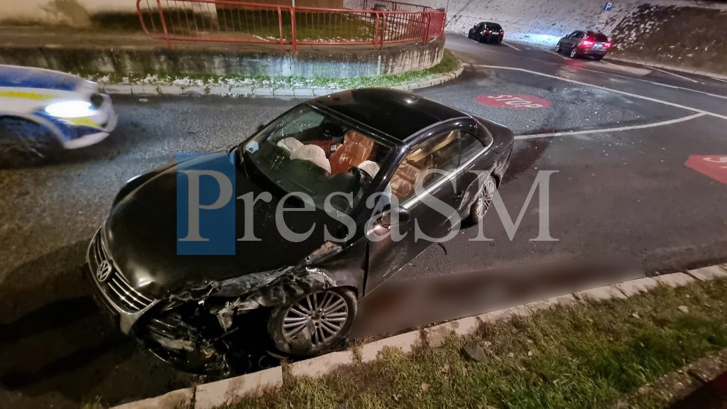 FOTO. Accident la miezul nopții în centrul Sătmarului. Impact violent între un autobuz și un automobil