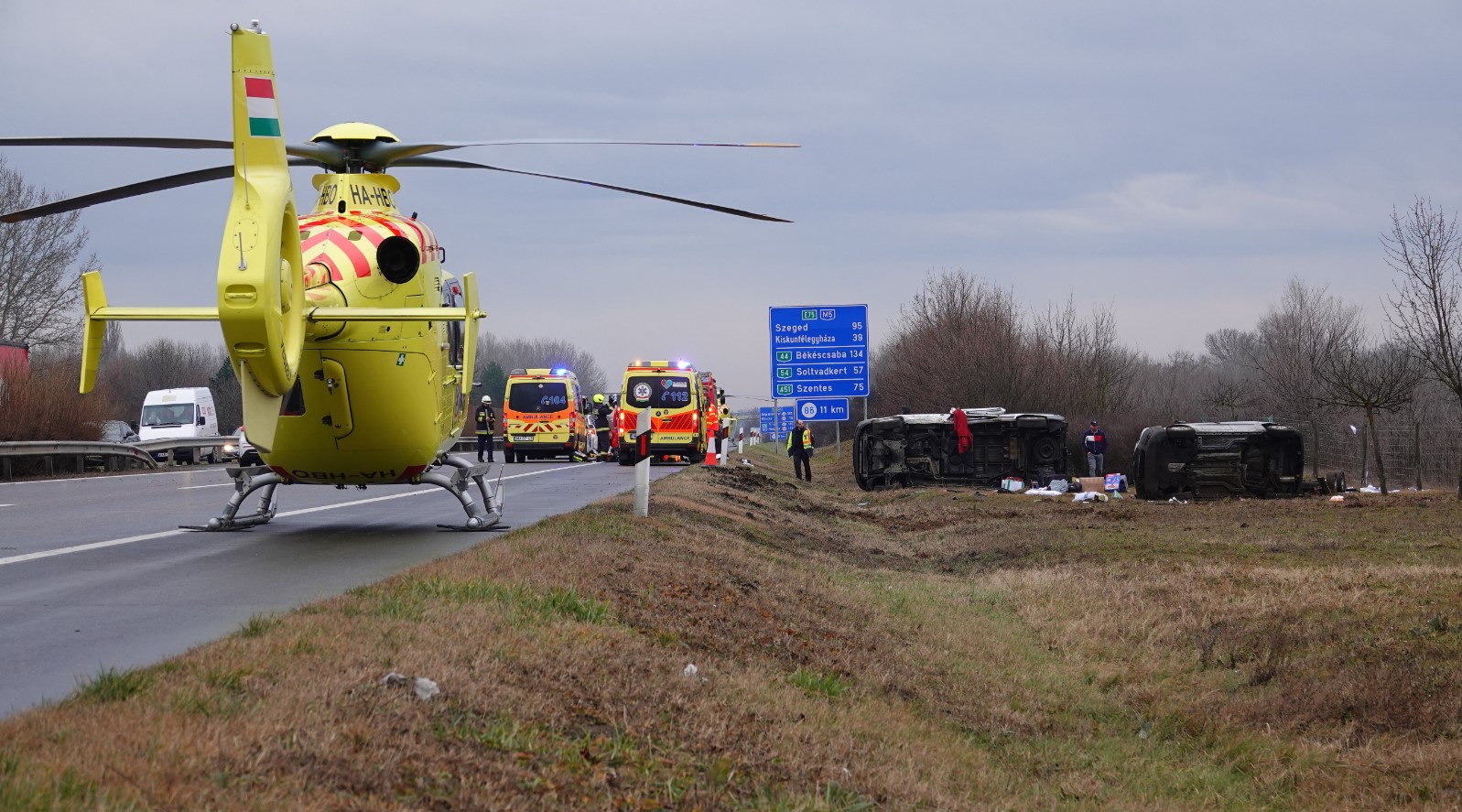 FOTO/VIDEO. Microbuz românesc răsturnat pe o autostradă din Ungaria. Cinci răiniți, două femei în stare gravă