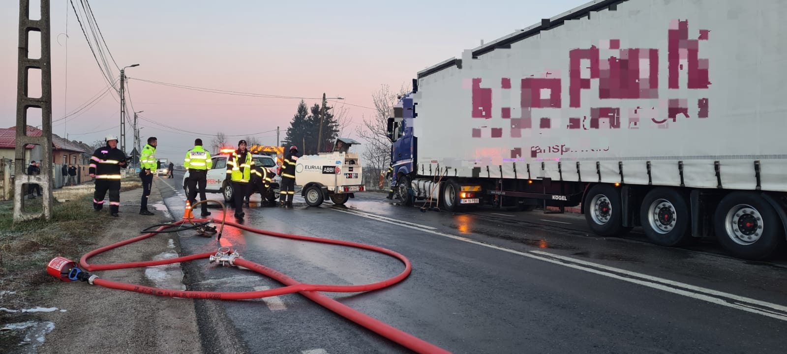 FOTO. Impact între un TIR și o mașină, în județul Satu Mare. Bărbat la Urgențe, carosabil inundat de combustibil