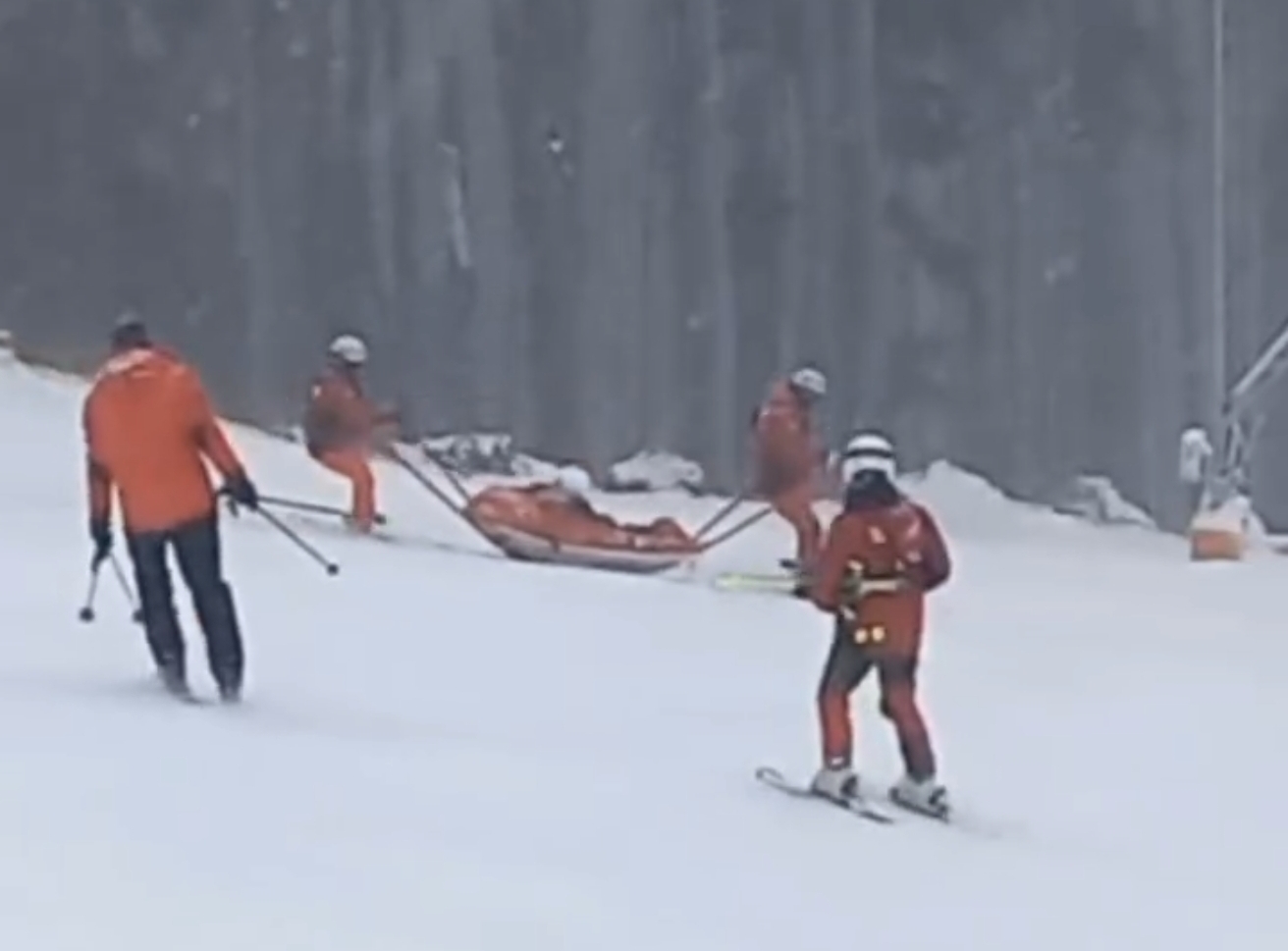 FOTO/VIDEO. Primul accident pe pârtia de schi din județul Satu Mare. Tânără coborâtă cu targa