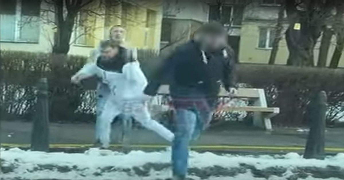 VIDEO. Scene teribile filmate în județul vecin. Tânăr lovit cu bestialitate, ziua în amiaza mare, pe un bulevard supravegheat video