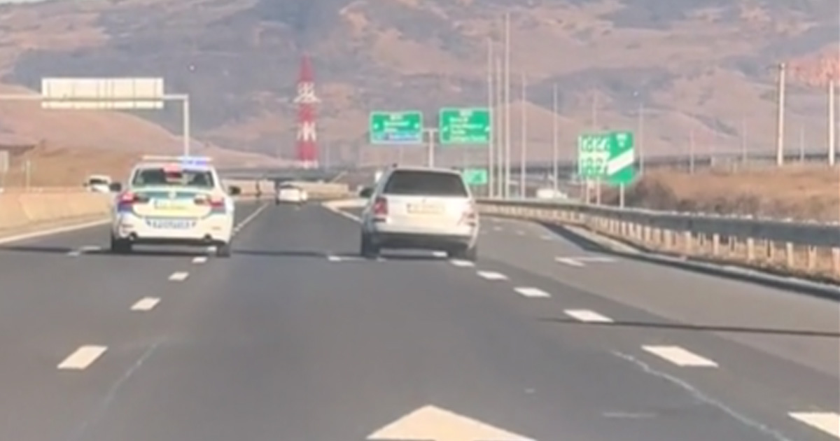 VIDEO. Șofer recalcitrant, amendă uriașă după ce și-a făcut de cap pe autostradă. Urmărit de polițiști, a făcut pană și tot nu s-a oprit