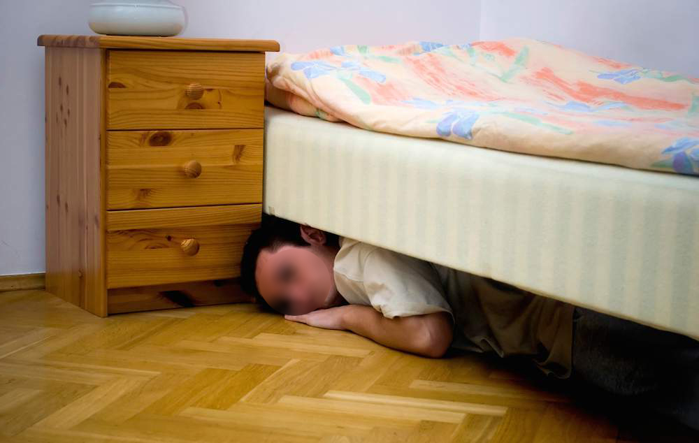 Dependent de păcănele, un sătmărean a spart mai multe case. S-a ascuns sub patul în care dormea proprietara