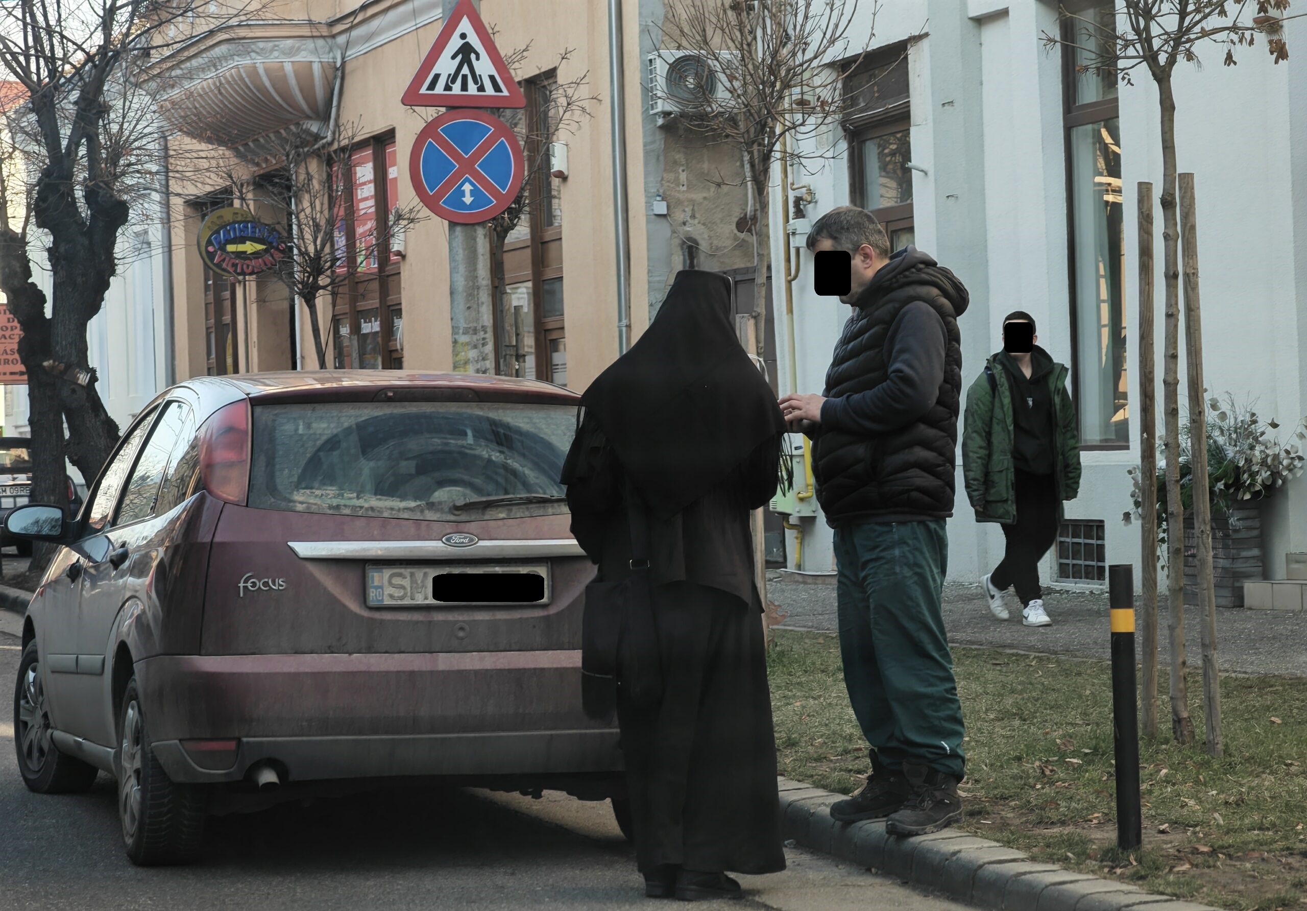 FOTOGALERIE. Bărbatul cerșetor, deghizat în călugăriță, prins din nou la cerșit în Satu Mare