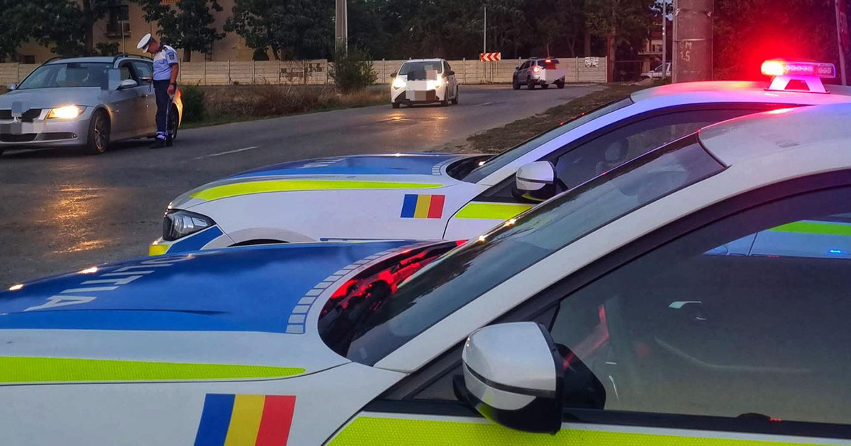 Se întâmplă în România. Un polițist s-a urcat băut la volan, a provocat un accident și a fugit. O bunică și nepoțica au ajuns la spital