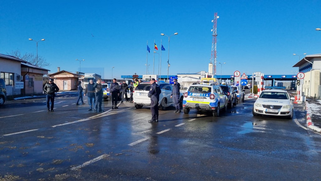 FOTO/VIDEO. Mobilizare fără precedent la vama Halmeu. Inclusiv mascații au fost chemați să elibereze frontiera de protestatari