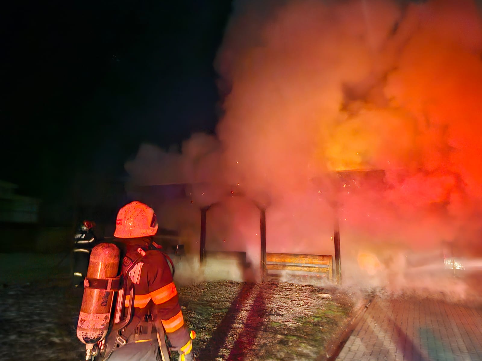 FOTO. Incendiu la miez de noapte la o firmă din municipiul Satu Mare