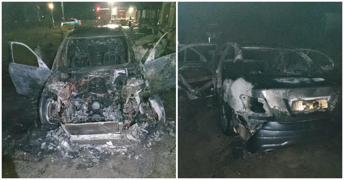 FOTO. Două autoturisme au ars ca o torță în noaptea de Revelion. Flăcările amenințau și o casă