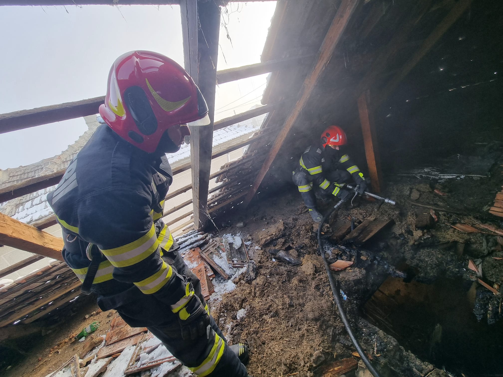 FOTO. Incendiu la o casă din județul Satu Mare. Totul a pornit de la jarul din sobă