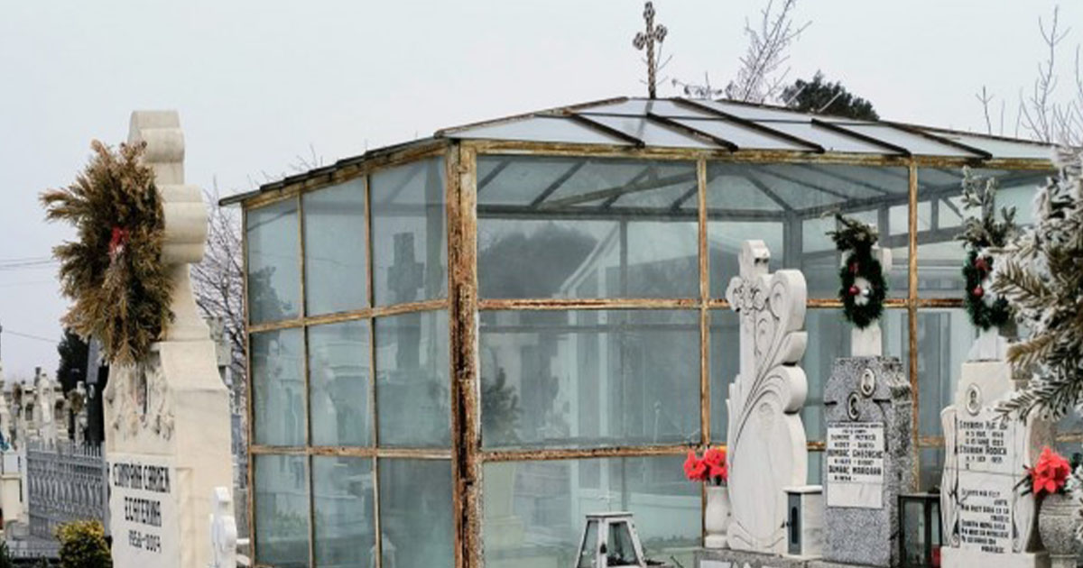 VIDEO. Incident cumplit în țară. Bărbat cuprins de flăcări lângă mormântul fiului său