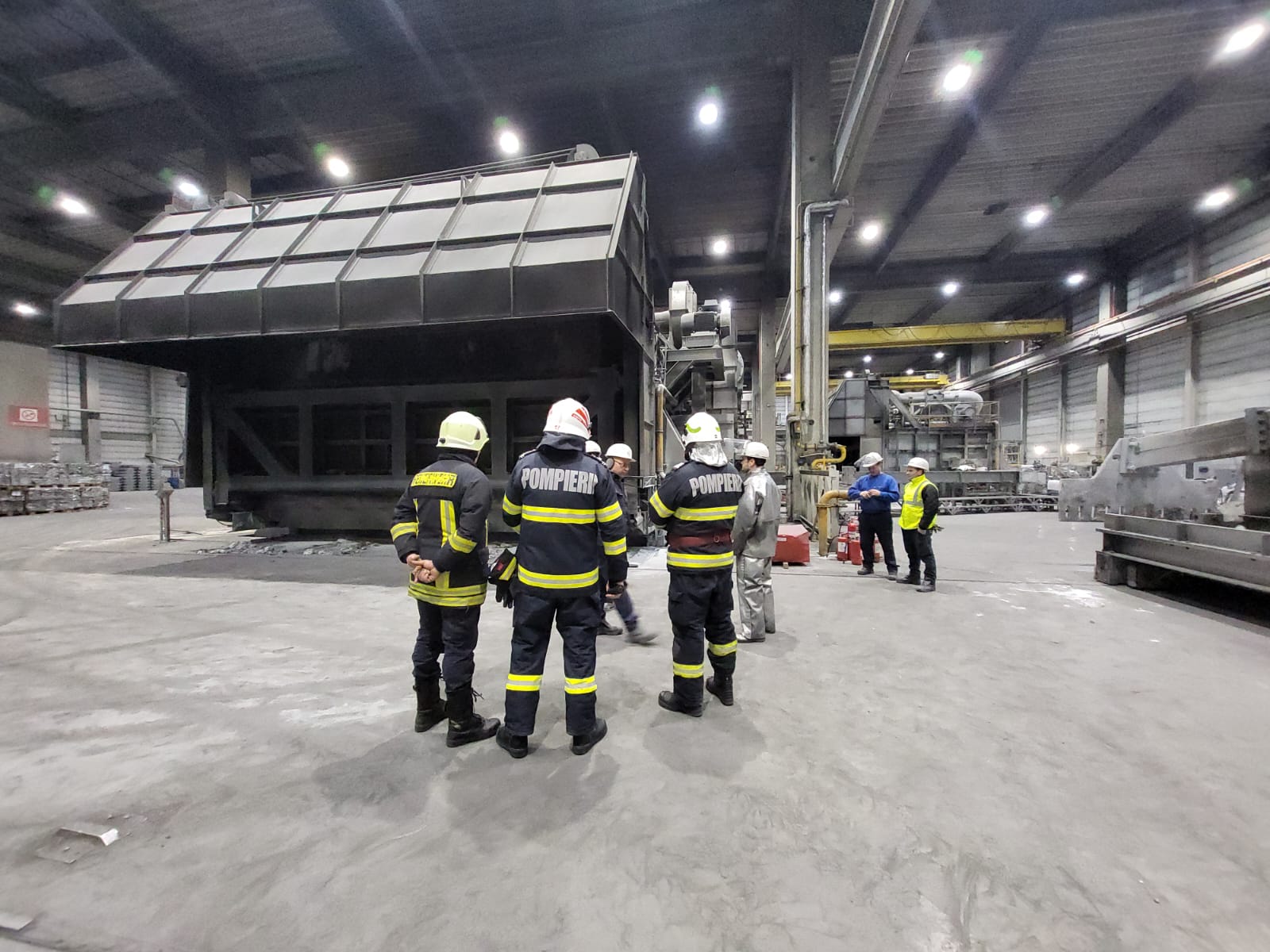 FOTO. Incendiu la o fabrică uriașă din județul Satu Mare. Mobilizare a pompierilor