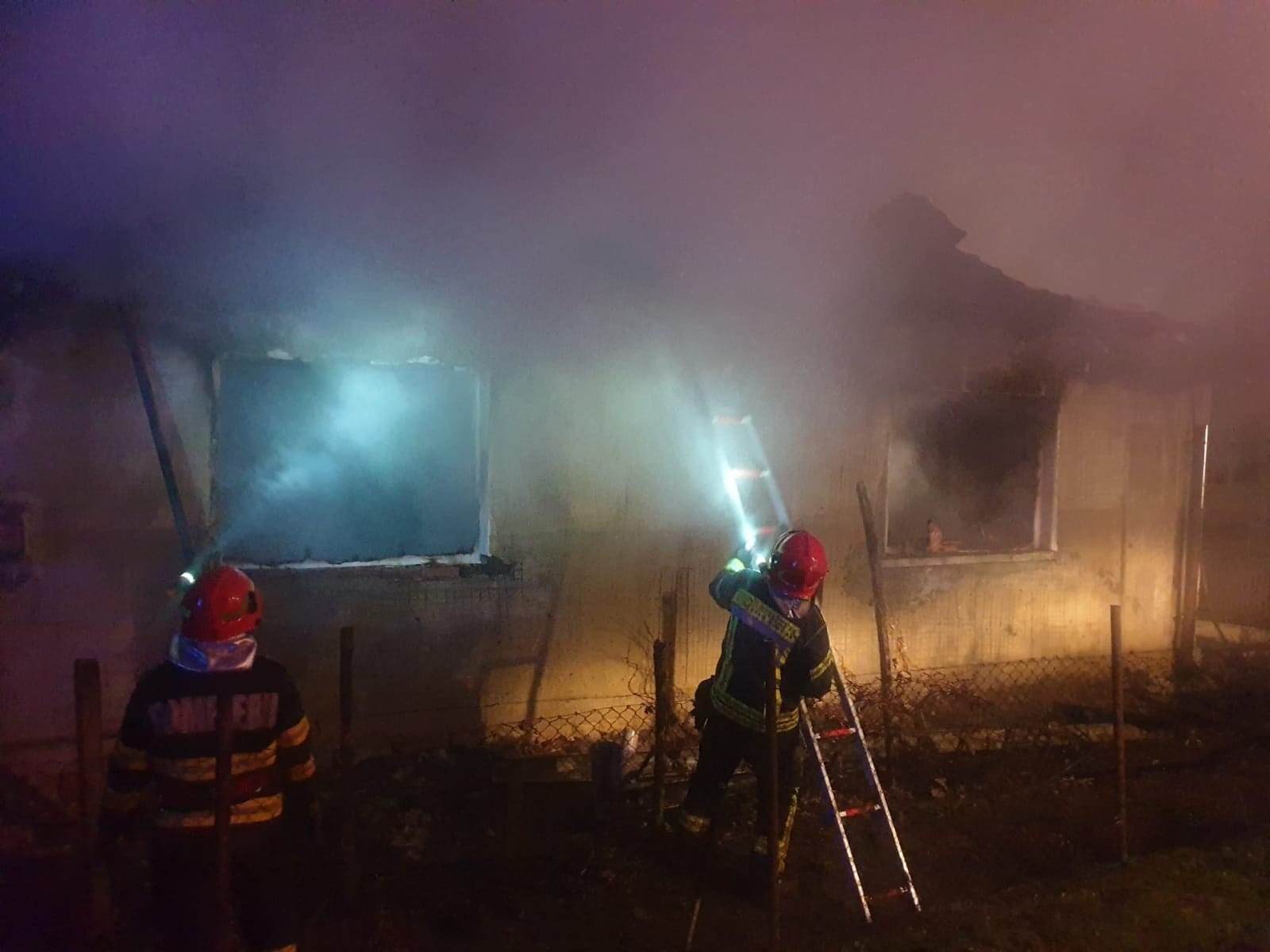 Tragedie în județul vecin. Două fete, 9 și 12 ani, au murit după ce casa în care se aflau a luat foc