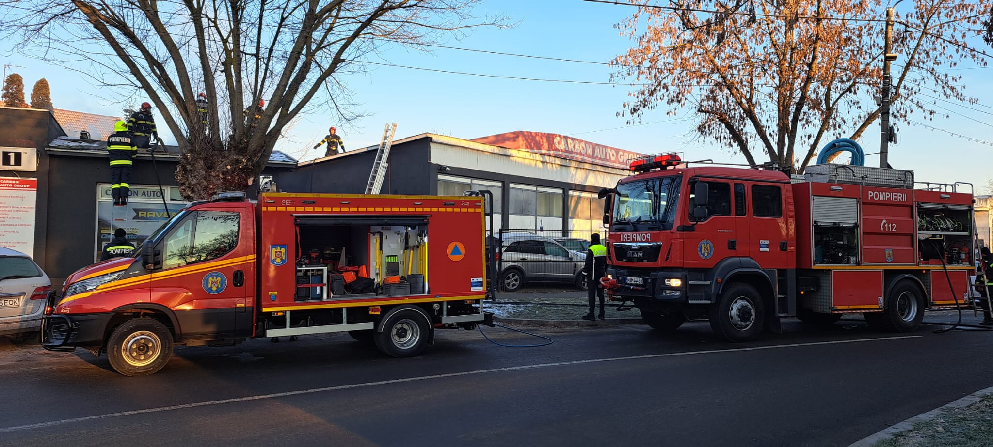FOTO. Incendiu la un service auto din Satu Mare. Pompierii intervin cu trei autospeciale
