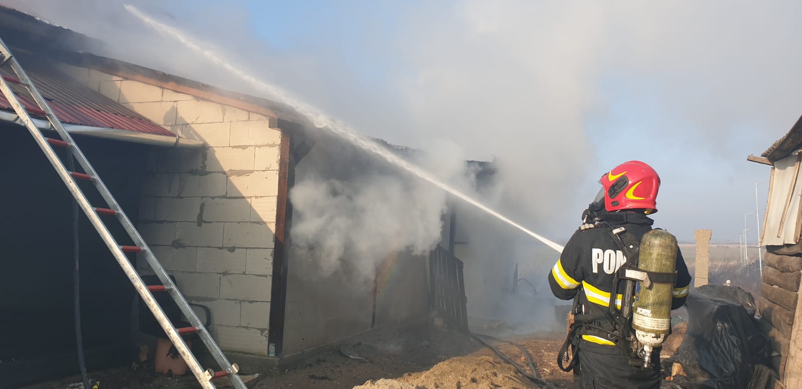 FOTOGALERIE. În plin ger, o familie a rămas fără acoperiș la casă. Alte două imobile în pericol