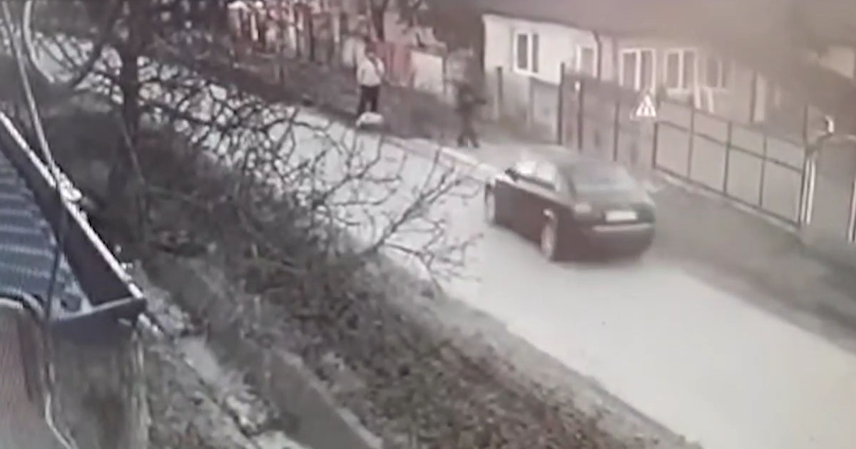 Un tată și fiul de 2 ani, la un pas să fie uciși de un vecin. A încercat să-i calce cu maşina de două ori. Incident șocant în județul vecin.