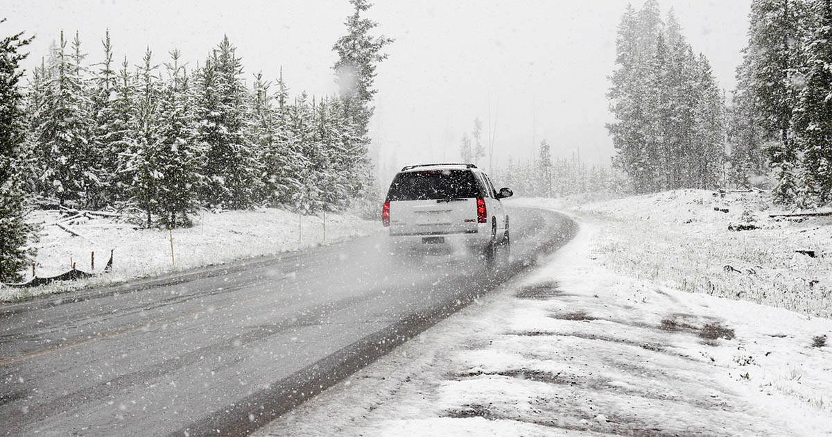 Atenție dacă aveți drumuri prin țară! Poliția anunță județele în care se circulă în condiții de iarnă
