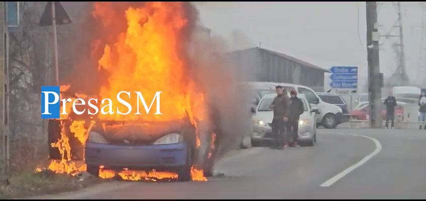 FOTO/VIDEO. Mașină cuprinsă de flăcări la ieșirea din Satu Mare. Intervin pompierii