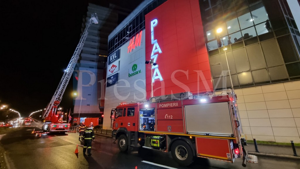 FOTO/VIDEO. Mobilizare a pompierilor sătmăreni la un centru comercial din Satu Mare (exercițiu)