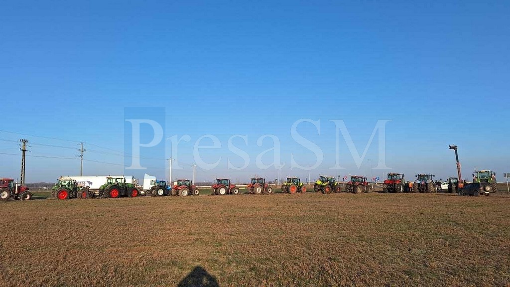 FOTO/VIDEO. Protest spontan al fermierilor din zona Carei. Au ieșit cu utilajele pe câmp. Acuză Guvernul că îi bagă în faliment