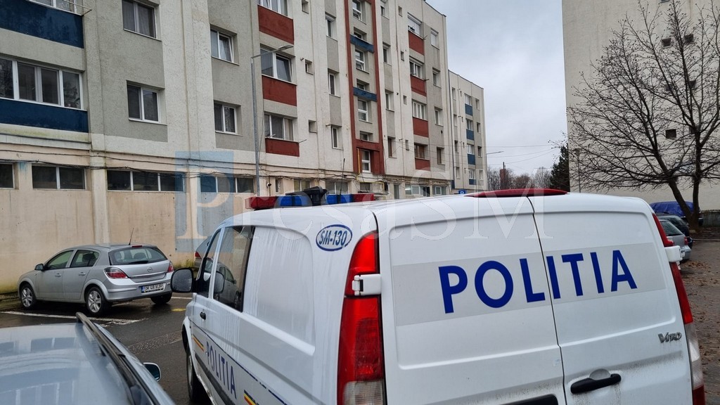 FOTO. Incident dramatic în Satu Mare. O femeie a căzut de la etajul 4 al unui bloc
