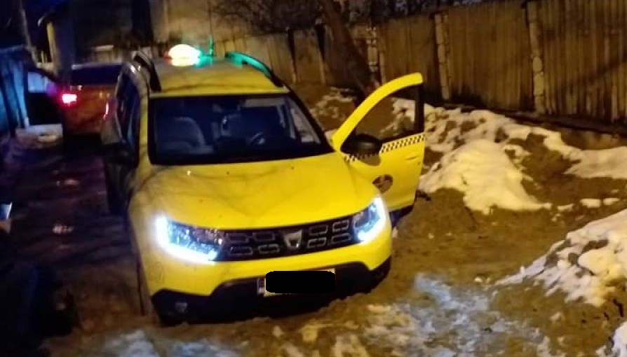Taximetrist beat turtă. S-a împotmolit cu mașina în noroi și a fost prins de Poliție