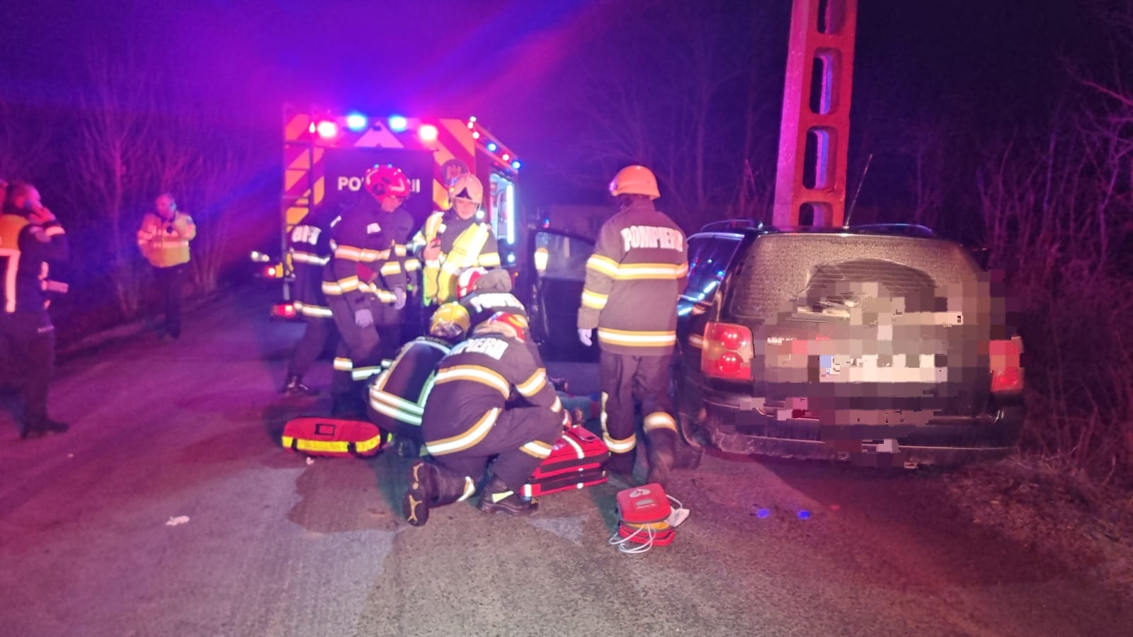 FOTO. Accident în județul Satu Mare. Șofer rămas inconștient după ce a intrat cu mașina într-un stâlp