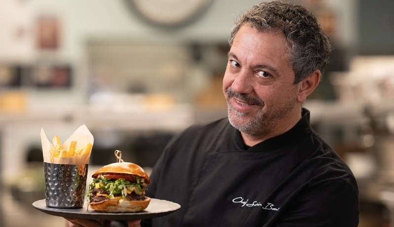 Celebrul chef Sorin Bontea vine la Satu Mare! Va găti pentru sătmăreni un burger delicios și spectaculos