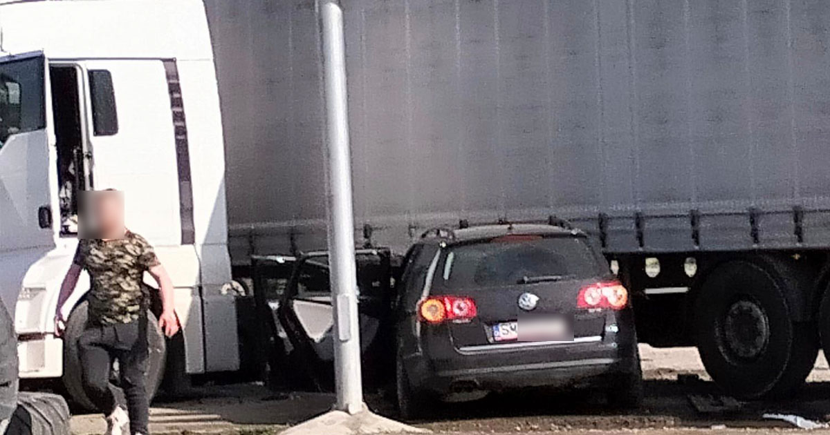 FOTO. Un sătmărean a ajuns cu mașina sub remorca unui TIR