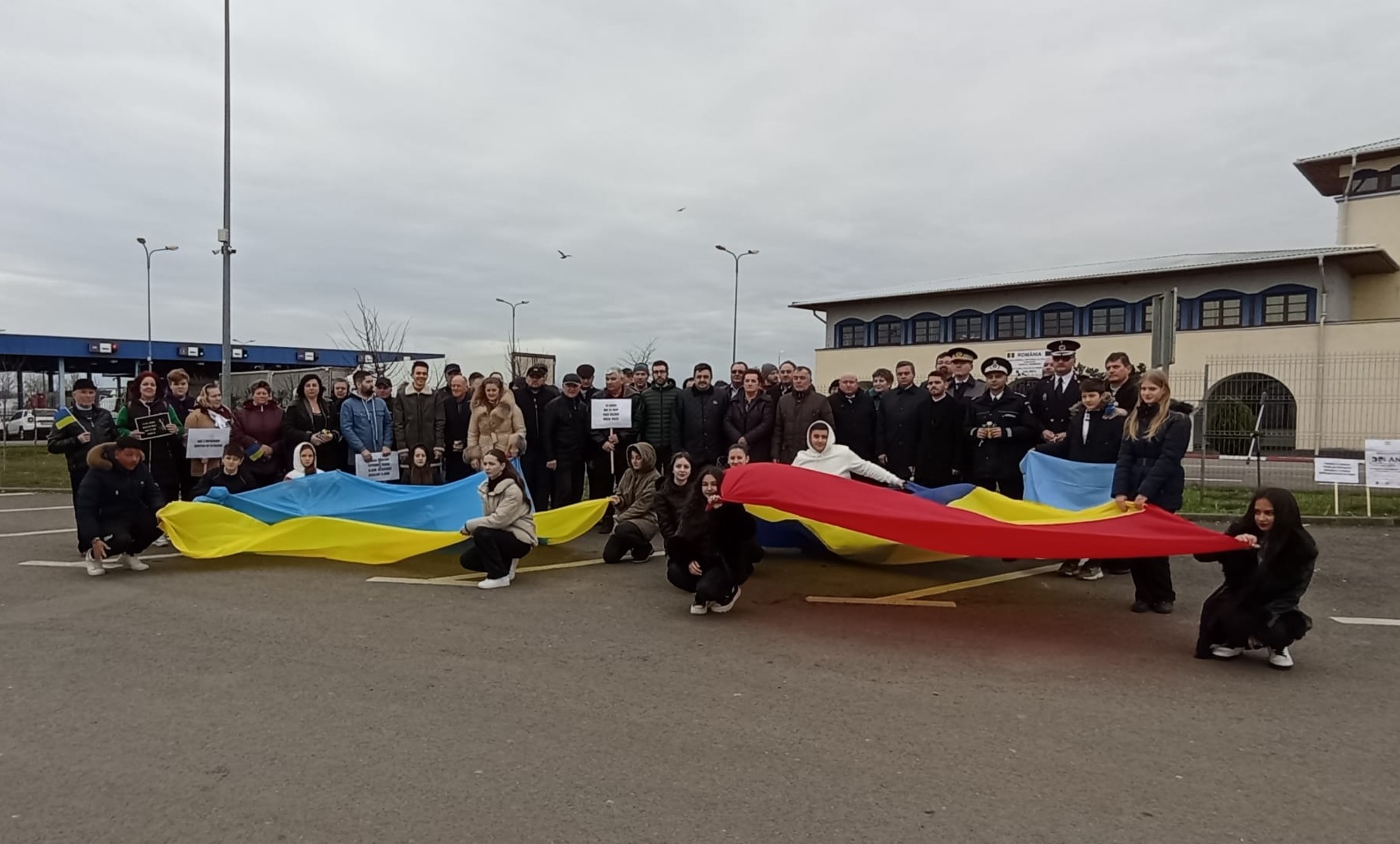 FOTO. Doi ani de război în Ucraina. Comemorare la Halmeu cu flash-mob și depuneri de coroane