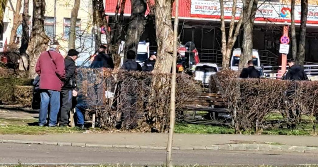 FOTO. Un bărbat a murit în parcul din fața Urgențelor din municipiul Satu Mare
