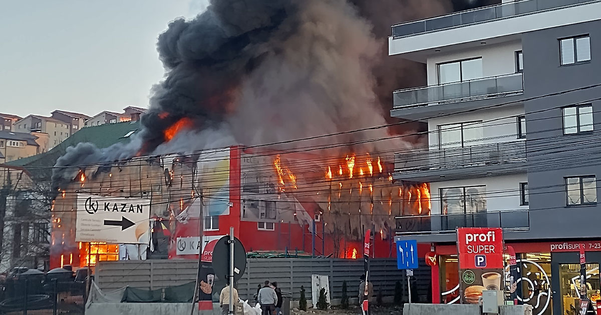 FOTO/VIDEO. Incendiu de proporții în Cluj. Locuitorii, avertizați prin RO-ALERT