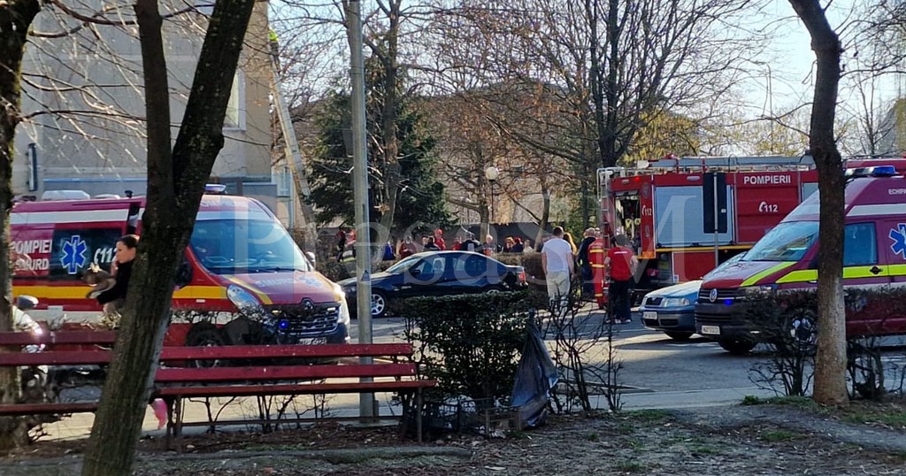 FOTO/VIDEO. Incendiu la un bloc din Micro 15. Mobilizare uriașă a pompierilor