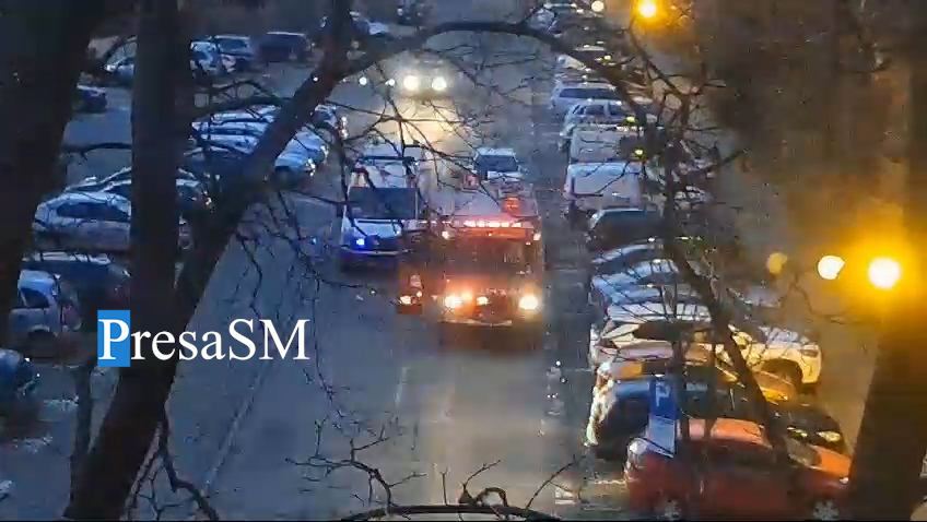 VIDEO. Persoană salvată de la moarte în Satu Mare. Pompierii au spart ușa unui apartament dintr-un bloc