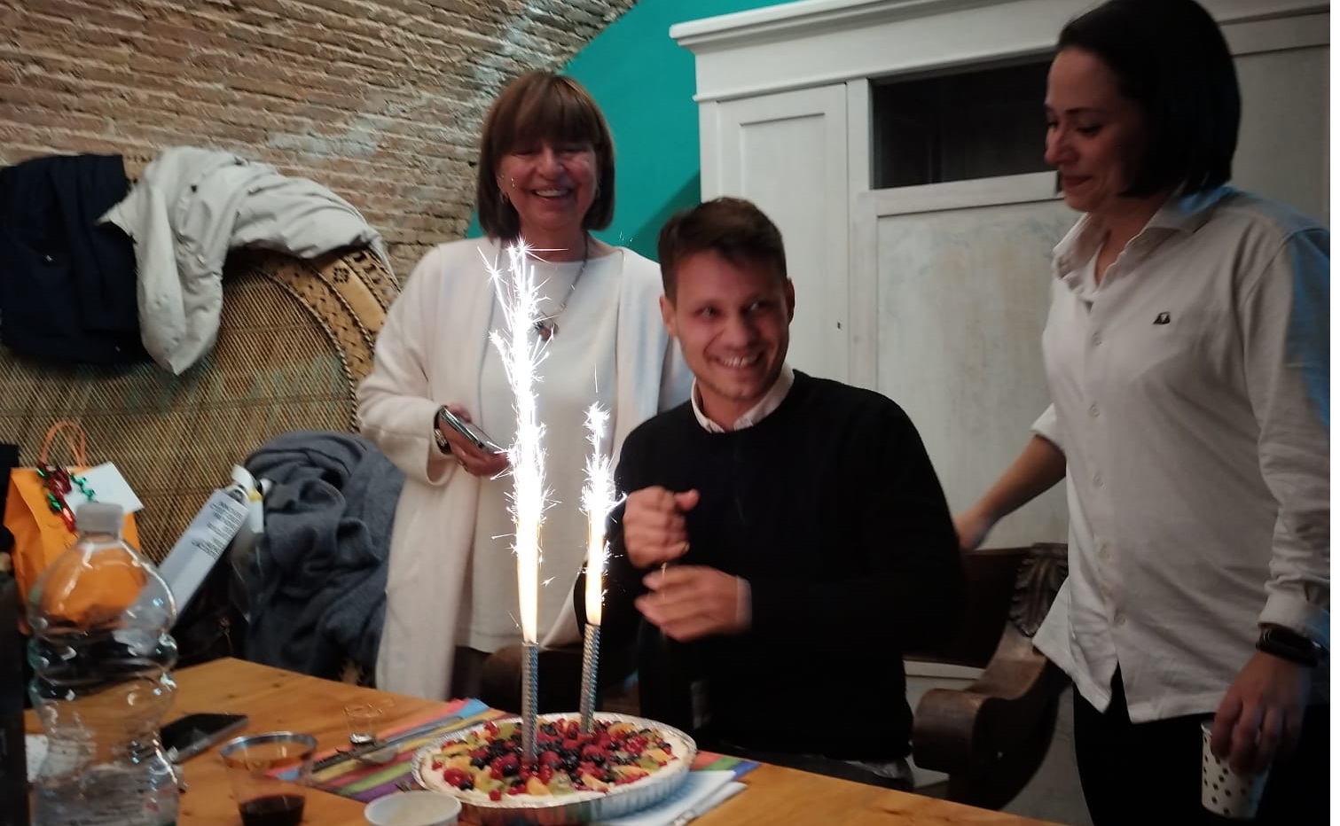 FOTO. Povestea tânărului sătmărean salvat dintr-un orfelinat din Satu Mare. Mama adoptivă se destăinuie