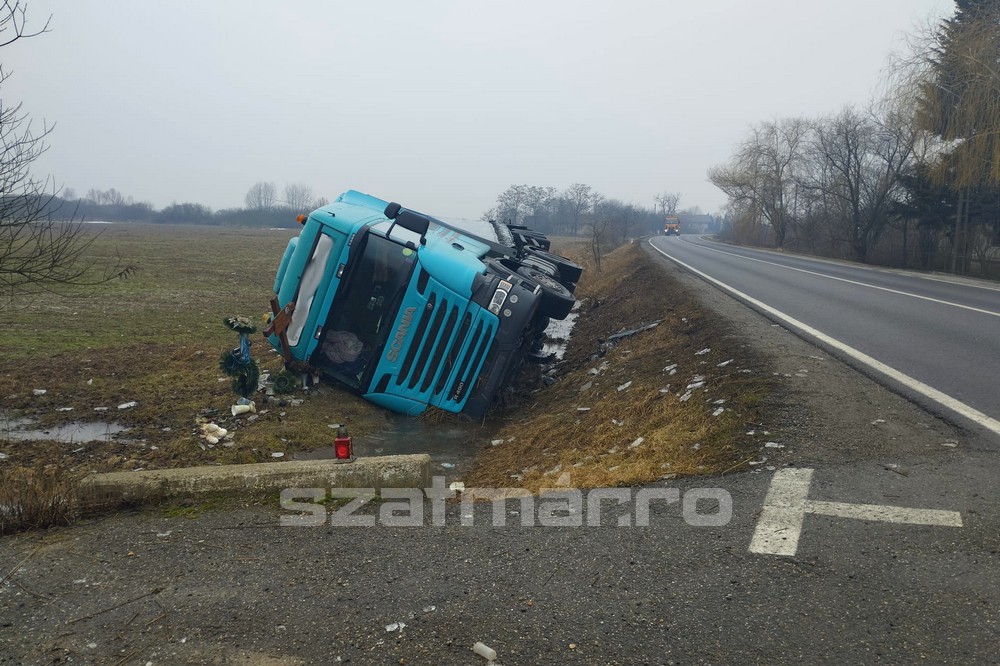 FOTO. Un TIR s-a răsturnat în județul Satu Mare, în curba morții, peste două cruci